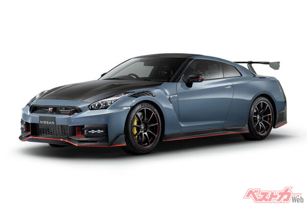 最終型R35 GT-R nismoは、ボディーの大半にカーボンパーツを採用することで、極限まで走行性能を高めたものに。