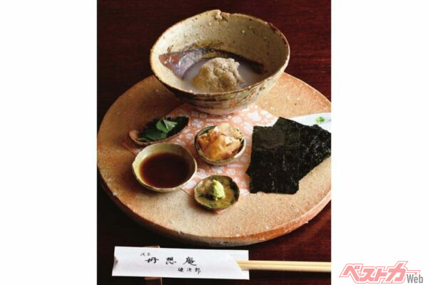 『丹想庵　健次郎』のそばがき　小ぶりなそばがきに焼き海苔、わさび、カツオ節などの薬味が付く。ちょいとつまんで海苔にのせ、好みの薬味で味わうという寸法。これがぬる燗に合うんです（by武内）