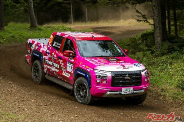 車高が低いとフロアを打つほど深く掘れたグラベルコースを、モモ//トンは最低地上高の高さと4WDシステムを武器に踏破