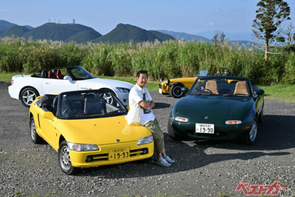 取材でお借りしたオープンカーを返却した編集員はみんなニコニコ。い~な~!!