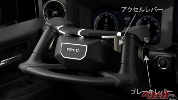 ネオステアはアクセルレバーとブレーキレバーがステアリングのそばにあり、手元ですべての運転操作が可能だ