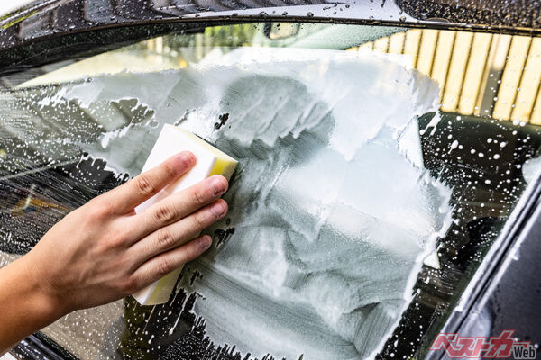 油膜取りを施工中。窓ガラスの端のほうはまだ撥水している状態だ