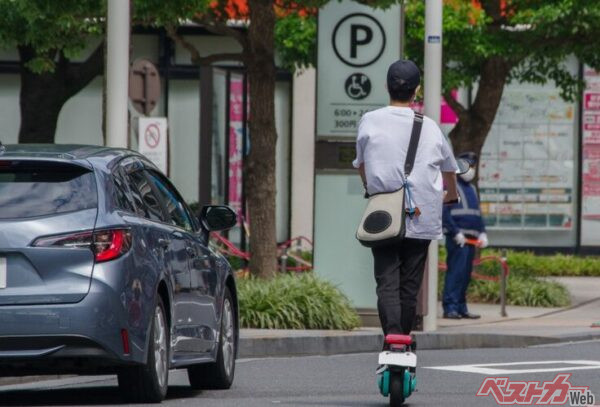 より手頃で身近な乗り物となった電動キックボードだが、自動車を運転する立場の人には懸念を持っている人も多い（Tsubasa Mfg＠AdobeStock）