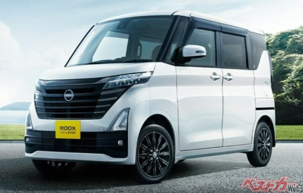 ほかの3モデルとは一線を画す「近未来風のドヤ顔」の日産ルークスハイウェイスター。電動車路線をひた走る日産らしいっスね！