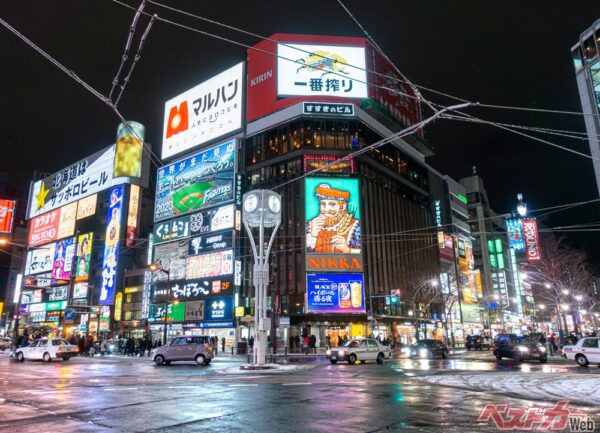 道路が広く直線路が長い北海道なのになぜ？　写真は札幌市すすき野（Adobe Stock＠tkyszk）