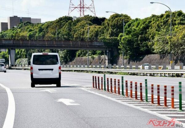 合流するときは本線と並行する道路「付加車線」（kimkimchin＠Adobe Stock）