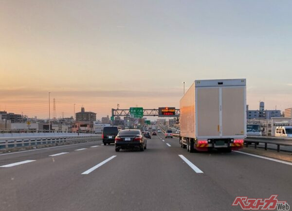 ワンタッチウインカーで、割り込んでくるように自車の前に車線変更をされるとイラっとするという人のほか、ウインカー操作を誤ったとき恥ずかしいという人も（PHOTO：写真AC_きんやぎ）