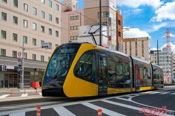 路面電車に関連する交通ルールとしてはほかにも、路面電車の軌道（レール）内の通行は横切る際や危険防止のためのやむを得ない場合のみ、また右折待ちなどで、停車をしてはいけないというものも（PHOTO：Adobe Stock_健太 上田）