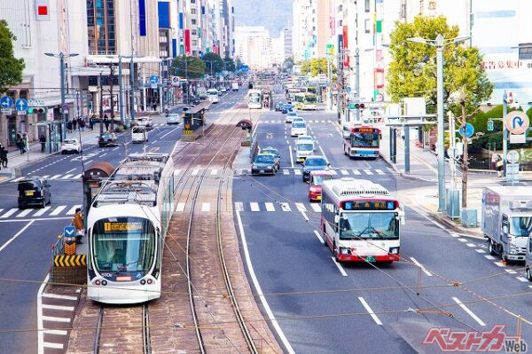 路面電車をみかけない地域に住んでいると、黄色の矢印信号になじみがないが、クルマのための信号ではないので注意しなければならない（PHOTO：写真AC_自然）