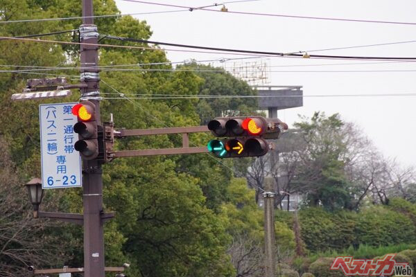 黄色の矢印信号は路面電車のための信号。そのため、黄色の矢印信号が点灯していても、クルマはその方向に進行することはできない（PHOTO：写真AC_なービー）