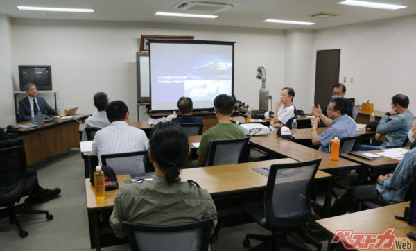 写真は講義の後、田村宏志氏（写真左）への質疑応答の様子。熱い問答でした！