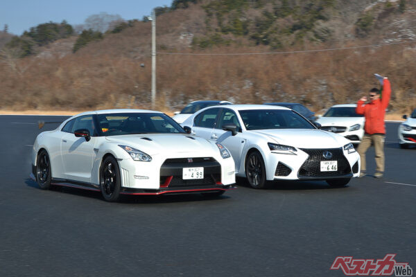 日産 GT-R NISMO（左）レクサス GS F（右）