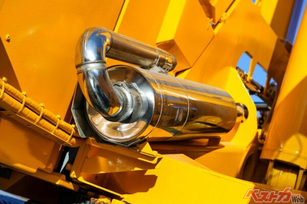 港湾部やコンビナートで働くクルマのマフラーには「スパークアレスター」という装置が付けられていることがある(antonmatveev@AdobeStock)