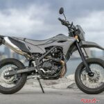 【速報】新型「KLX230SM」「KLX230」が2025年1月に国内発売！？ SMには特別色＝プラザエディションも設定か