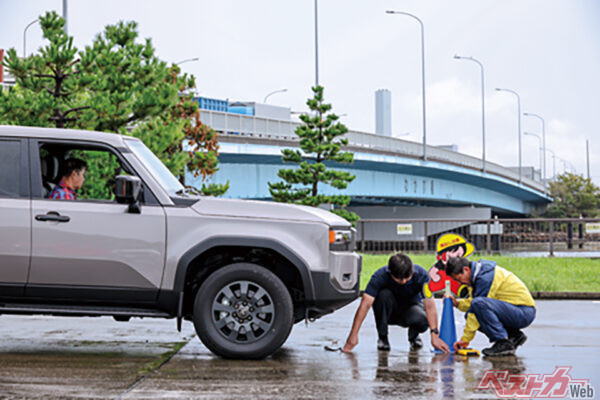 トヨタ ランドクルーザー250　前方視界80cm　ヒップポイント88cm　左右も含め見切りは悪くないのだが前方の視界にはより注意が必要