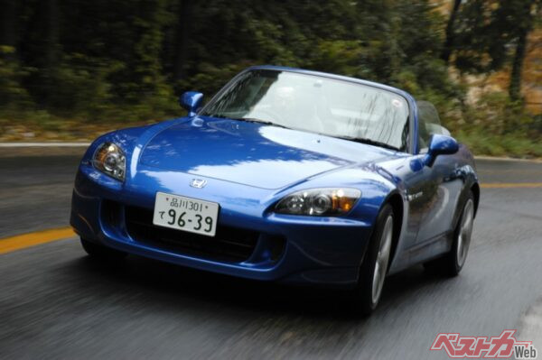 こちらはホンダが生んだモンスターオープンスポーツカー”S2000″だ