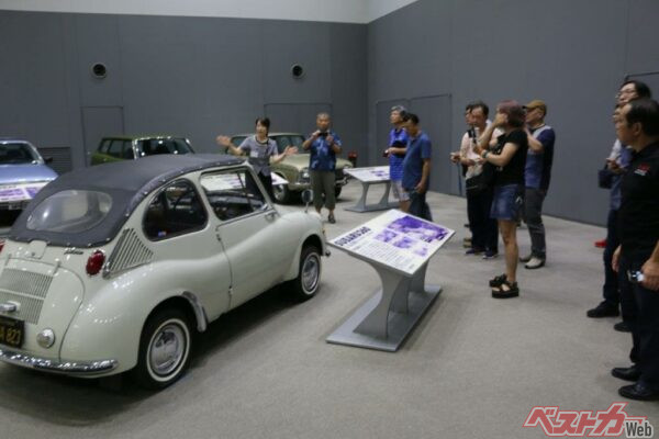 多くの歴代スバル車などが展示されているビジターセンター内の展示ホール