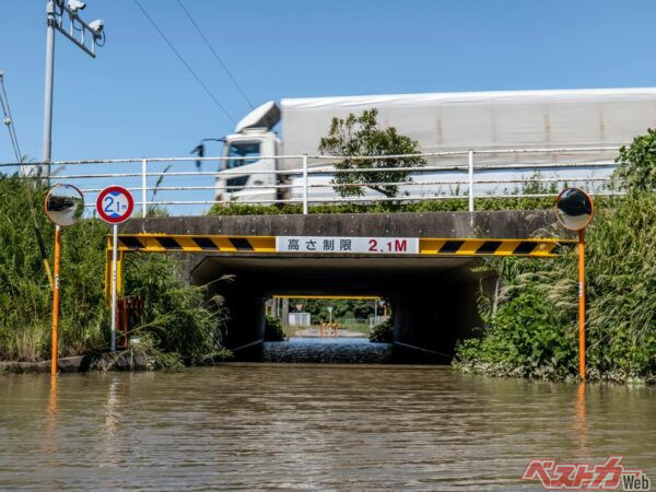 浸水で車がダメージを受けた場合、車両保険が適用されるが、すべてが「全損」と判断されるわけではない（jpimage＠AdobeStock）