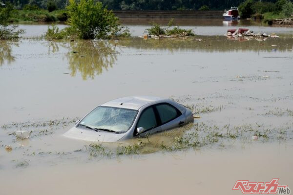 愛車が浸水害の被害に遭った場合､保険会社に連絡をして速やかに適切な整備を受けることが重要だ（fotosr52＠AdobeStock）