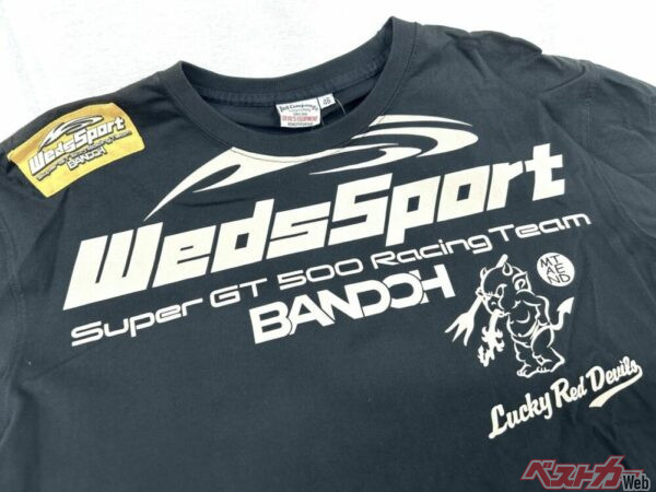 写真はWSB T-SHIRT。プリントではなく、抜き染めという特殊な方法を用いているため、段差がない