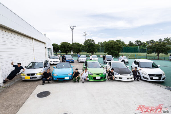 取材当日、個人車でガレージにやってきた部員のみなさん。丹精込めて作り上げた愛車たちはどれも魅力的