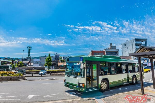 バスについては、バスが発進しようとウインカーを出したら、後続のクルマはバスの進路を妨害してはならないという規定も。公共交通機関が優先であることは、忘れないようにしよう（PHOTO：Adobe Stock_beeboys）