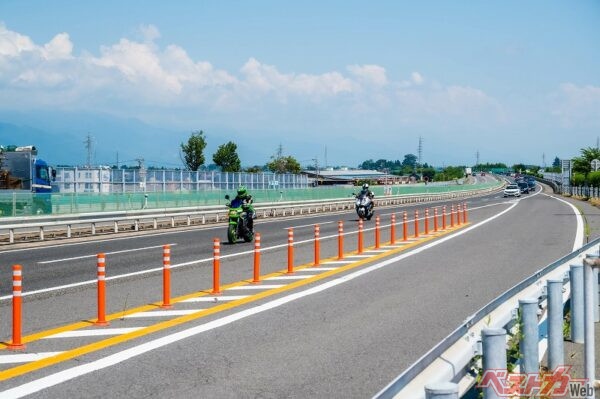 高速バスの停留所は、高速バス以外の車両は通行禁止とされている場所が多く、そうした場所では一般車は通行するだけで違反（PHOTO：Adobe Stock_ kikisora）