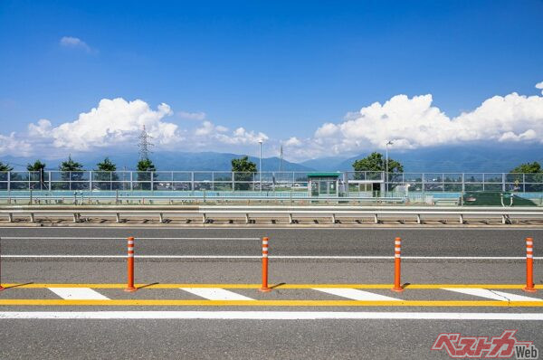 高速バスの停留所は、高速バスのみが駐停車できるもの。そのため、一般車が高速バスのバス停でピックアップすることは、道路交通法に違反する行為（PHOTO：Adobe Stock_kikisora）