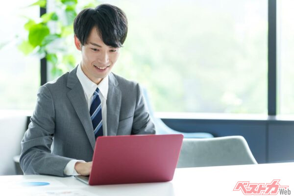 客側から「連絡はメールでお願いします」などと伝えておくのも営業マンに対して親切だ。営業マンも上司に対して「○○さんは電話連絡NGです」という大義名分ができる（taka＠AdobeStock）