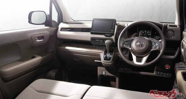 N-WGNはベースグレードにも電子パーキングブレーキにブレーキホールド機能まで標準装備