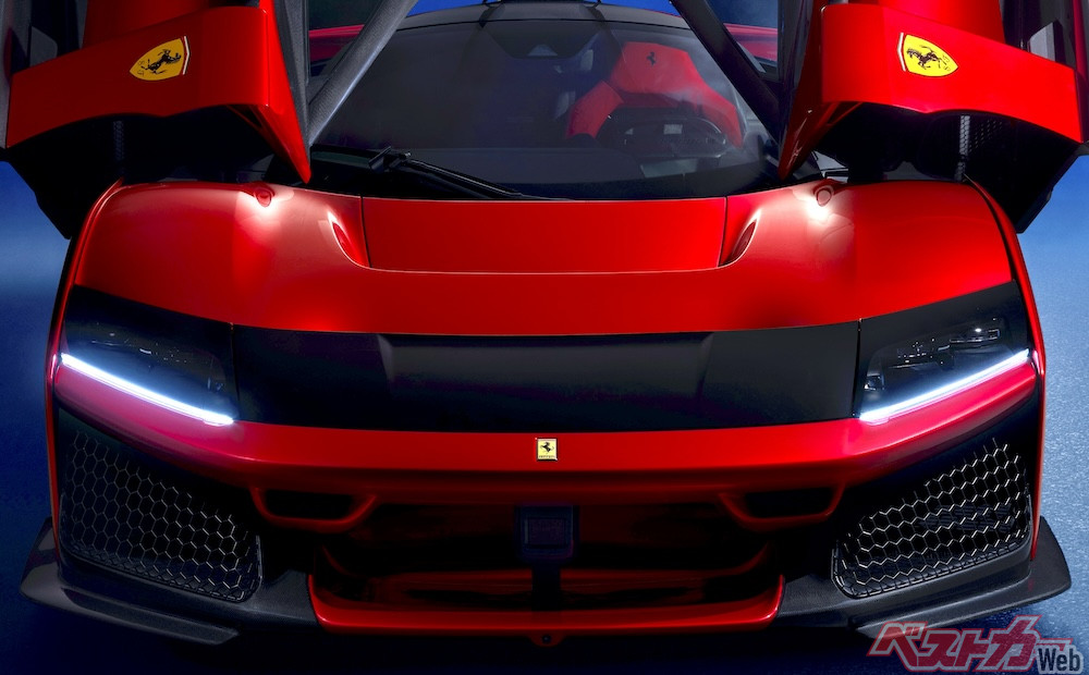 このご時世にエンジンだけで900馬力!! リアカウルがF40そのまんま