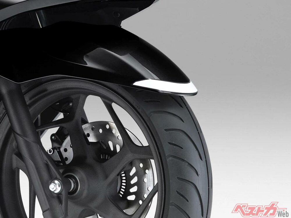 原付二種バイクの白いラインや三角マークの意味は？ 剥がすと違反に