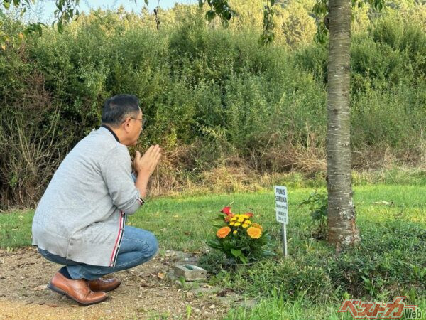 成瀬弘さんの死を悼んで植えられた日本とドイツの桜の木に花を手向け祈るモリゾウさん