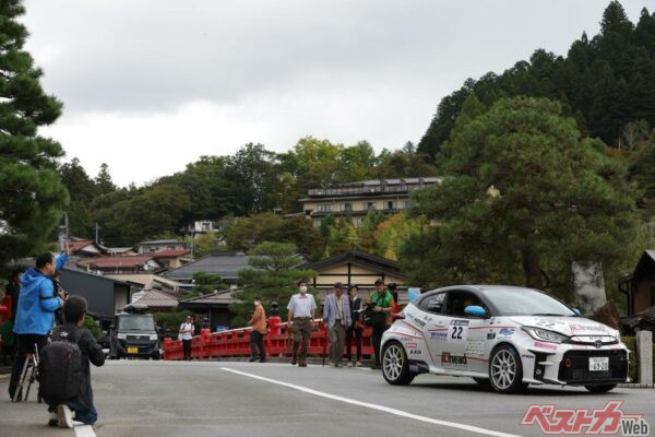 高山の古い街並みがリエゾンのコースとなり、選手たちも新鮮だったようだ