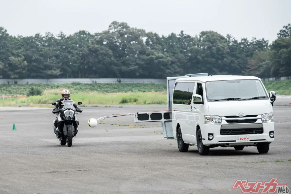 ボッシュの「2輪車向けの最新安全運転支援システム」を体験 5年の間に驚くほど進化、バイクはさらに賢くなった！