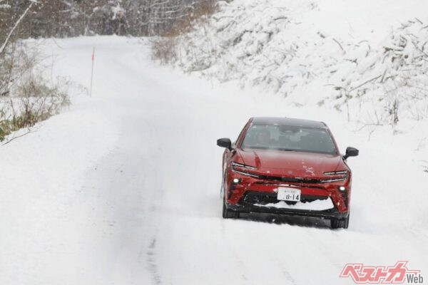 向かって左側が凍結路。右は新雪が積もっている。こんな状況は北海道では日常茶飯事