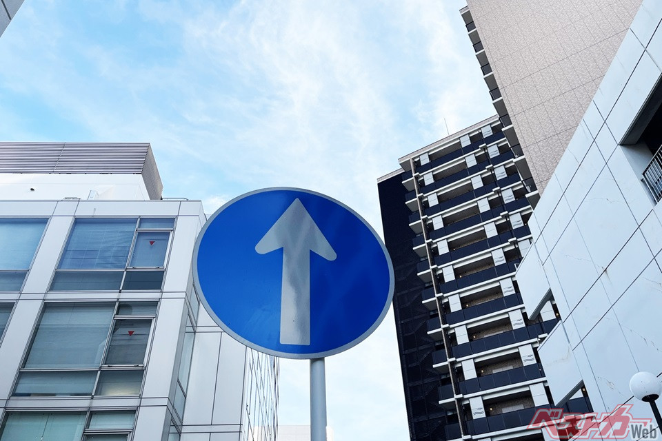 瞬時で判断不能！ [指定方向外進行禁止]の道路標識がもうややこし