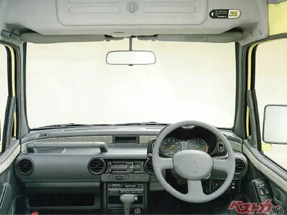 乗用タイプだけでなく商用バンもラインナップしていたこともあり、運転席まわりは過剰な加飾をせずシンプルなデザインとしていた。全高を高めたことにより前方、左右が開放的なうえに、良好な運転視界が確保されている