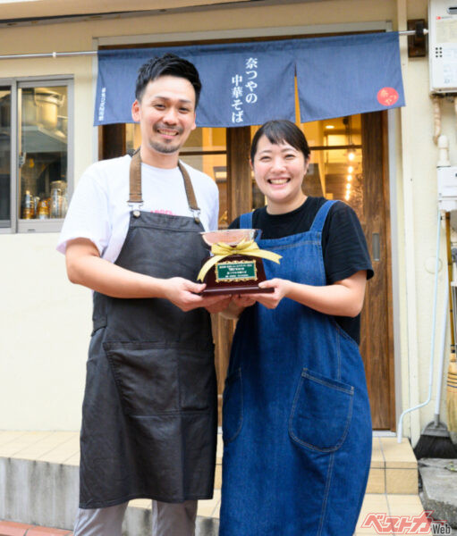 「TRY新店大賞」受賞の『奈つやの中華そば』。店主の平林利幸さんと、女将の奈津子さん。ステキな笑顔！