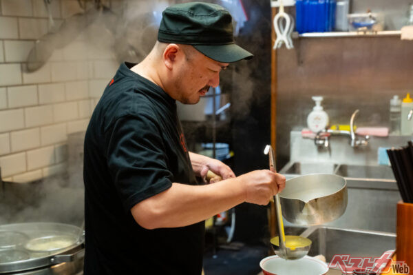 緊張感漂うなか渾身の一杯を作る、『ラーメン屋 トイ・ボックス』店主の山上貴典さん