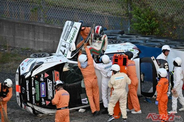 岡山国際サーキットの2コーナーでコースアウトし横転事故を起こしたDXLアラゴスタNOPRO☆MAZDA2