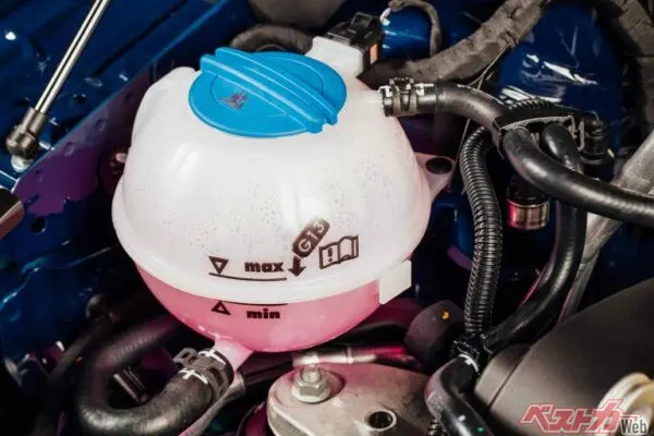 冷却水はラジエーターリザーバタンク内の冷却水の量 が規定の範囲(FULLとLOWの間)にあるかを点検。 定期的な交換の必要性があり、定期点検などに整備工場で交換。 冷却水の量が減るとエンジンがオーバーヒートを起こし、最悪の場合エンジン交換が必要になる