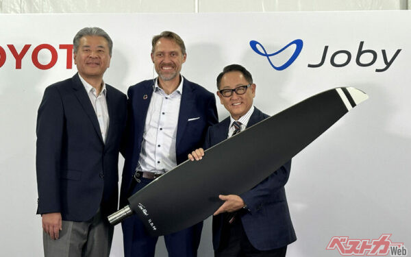 モリゾウさん（右）に試験飛行した機体のブレードをプレゼントするJobyのジョーベン・ビバートCEO（右）、左はトヨタの中嶋裕樹副社長