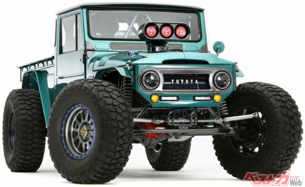 FJ ブルーザーは、ピックアップトラックのランドクルーザー FJ45 をベースとしたカスタムカー。42インチの超ビッグサイズタイヤが厳つさを際立たせている