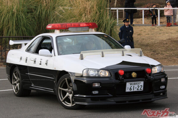 埼玉県警のR34スカイラインGT-R。前期型、後期型など合計5台の白黒仕様を県費導入。写真は2001年導入の後期型VスペックII