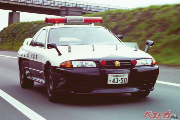 神奈川県警に配備されたR32スカイラインGT-R。1990年頃、東名高速厚木インターチェンジ付近で神奈川県警のR32スカイラインGT-Rの白黒パトを目撃した時は我が目を疑った。国費導入で警視庁、愛知県警、静岡県警など各地に配備