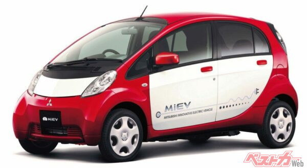 ハイブリッド車と同様、世界に誇るEVが日産リーフと三菱i-MiEVの2台だ。こちらはi-MiEV