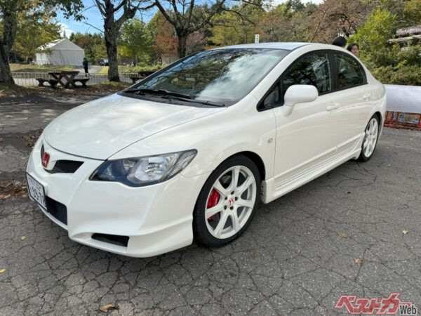 スポーツ モデューロ シビック タイプR(FD2)。ホンダアクセス側が部品を中古で買い戻しレストアした車両
