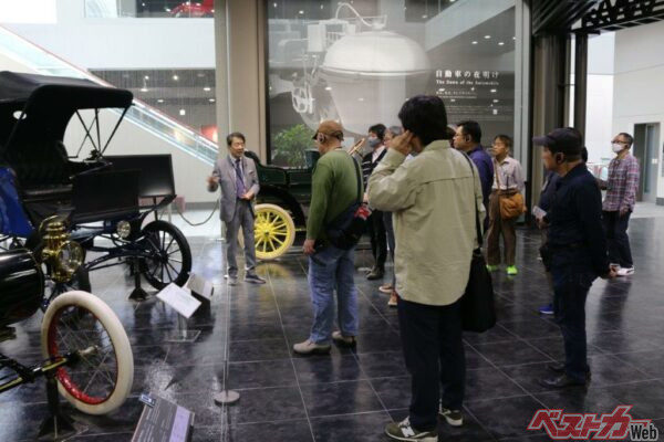 2階の自動車の黎明期のゾーン展示を詳細に布垣館長がガイド。その弁にもますます熱がこもっていく！