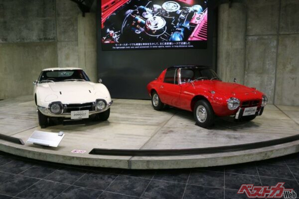 トヨタ2000GT（左）とトヨタスポーツ800（右）